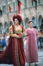 La Dama Samantha Maurini in una bagnatissima Piazza del Popolo.