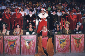 La Dama Samantha Maurini al Campo dei Giochi insieme alle altre Dame ed al Gruppo Comunale.