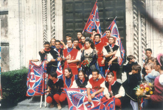 Foto di gruppo degli Sbandieratori con il Cavaliere Giostrante Gianluca Fabbri e la Dama Elena Semproni.