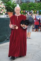 Un figurante rosso-azzurro durante la Rievocazione Storica dei Conti di Pagliara.