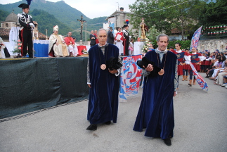Un figurante rosso-azzurro durante la Rievocazione Storica dei Conti di Pagliara.