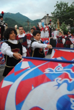 Gli sbandieratori rosso-azzurri durante la Rievocazione Storica dei Conti di Pagliara.
