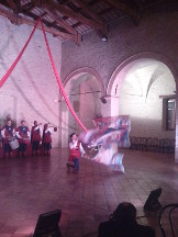 Esibizione presso la Vineria di Offida (AP) degli Sbandieratori e dei Musici di Porta Romana.