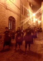 Esibizione presso la Vineria di Offida (AP) degli Sbandieratori e dei Musici di Porta Romana.
