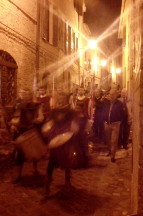Esibizione presso la Vineria di Offida (AP) degli Sbandieratori e dei Musici di Porta Romana.