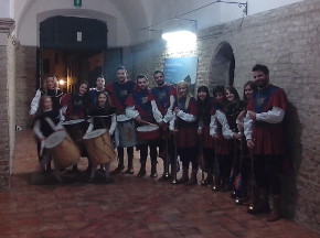 Esibizione presso la Vineria di Offida (AP) degli Sbandieratori e dei Musici di Porta Romana.