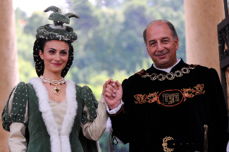 La Dama Alessandra Cicchi ed il Console Luigi Tulli escono dal Sestiere.