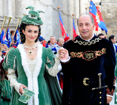 Il Console Luigi Tulli con la dama Alessandra Cicchi.