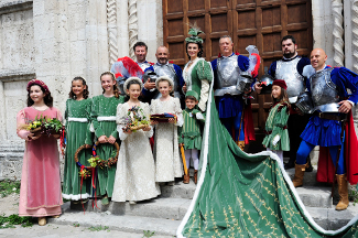 Foto ricordo della dama Alessandra Cicchi con i capitani.