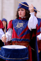 La tamburina Francesca Aquilone in Piazza del Popolo.