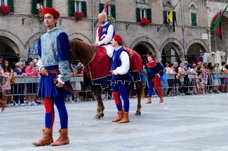 Il cavalier giostrante Emanuele Capriotti in Piazza del Popolo.