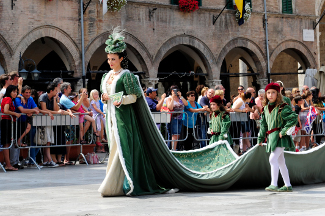 La Dama Alessandra Cicchi in Piazza del Popolo.