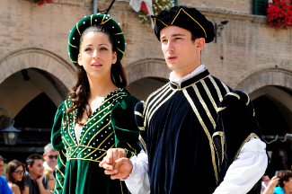 La damigella Giovanna Marozzi con il cavalier servernte Luca Tulli in Piazza del Popolo.