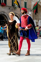 Damigella con cavalier servernte in Piazza del Popolo.