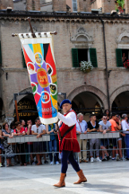 Il palio sbandieratori e musici in Piazza del Popolo.