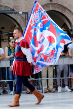 Lo sbandieratore Stefano Volponi in Piazza del Popolo.