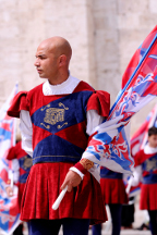 Lo sbandieratore Hernan Veneranda in Piazza del Popolo.