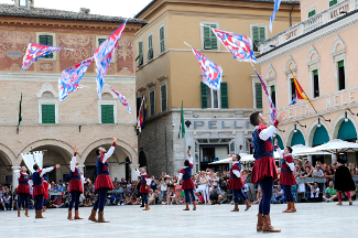 Gli sbandieratori in Piazza del Popolo.