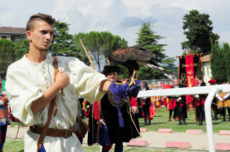 Il falconiere saluta le autorit al Campo Squarcia.