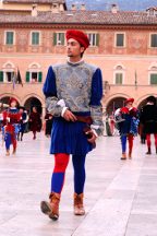 Un figurante in Piazza del Popolo durante il corteo di rientro.