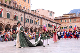 La Dama Alessandra Cicchi in Piazza del Popolo durante il corteo di rientro.