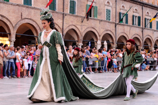 La Dama Alessandra Cicchi in Piazza del Popolo durante il corteo di rientro.