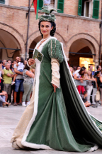 La Dama Alessandra Cicchi in Piazza del Popolo durante il corteo di rientro.