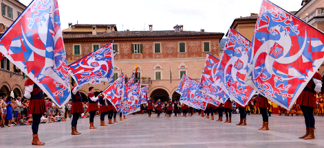 Gli sbandieratori salutano i Musici in Piazza del Popolo durante il corteo di rientro.