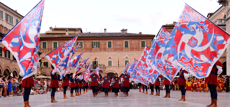 Gli sbandieratori salutano i Musici in Piazza del Popolo durante il corteo di rientro.