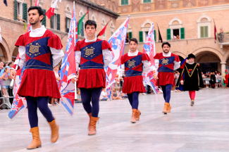 Gli sbandieratori in Piazza del Popolo durante il corteo di rientro.