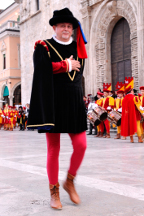 Il commissario di percorso Saturno Ferranti in Piazza del Popolo durante il corteo di rientro.