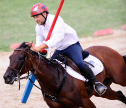 Emanuele Capriotti sul rettilinio finale.