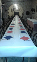 La tavolata rosso-azzurra nell'affascinante cantina riservata al sestiere.