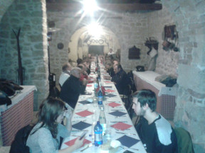 La tavolata rosso-azzurra con i partecipanti alla cena organizzata dal Sestiere.