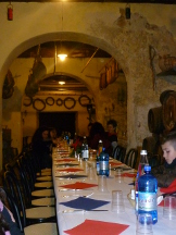 La tavolata rosso-azzurra con i primi partecipanti alla cena organizzata dal Sestiere.