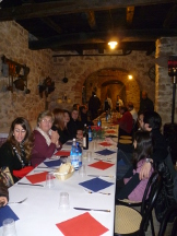 La tavolata rosso-azzurra con alcuni partecipanti alla cena organizzata dal Sestiere.