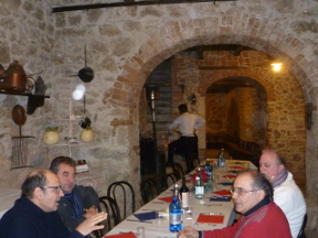 La tavolata rosso-azzurra con alcuni partecipanti alla cena organizzata dal Sestiere.