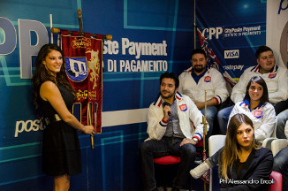 La conduttrice Monica Riva con il gonfalone di Porta Romana durante la trasmissione "QUI PRO - Il lunedi della Serie C".