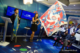 La conduttrice Monica Riva con la bandiera di Porta Romana durante la trasmissione "QUI PRO - Il lunedi della Serie C".