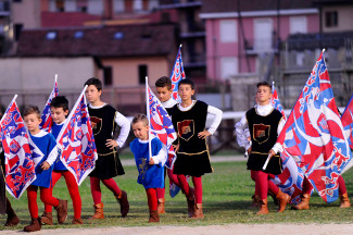 La Scuola Sbandieratori e Musici sfila durante l'entrata al campo Squarcia.