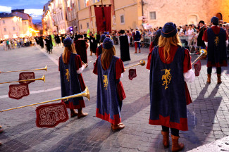 Il sestiere di Porta Romana sfila davanti al vescovo per il ritorno alla propria sede.