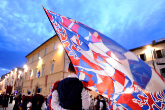 Il sestiere di Porta Romana sfila davanti al vescovo per il ritorno alla propria sede.