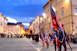 Il sestiere di Porta Romana sfila davanti al vescovo per il ritorno alla propria sede.