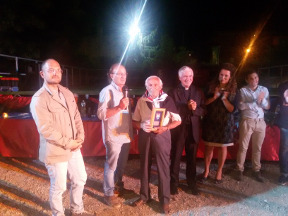 Il primo cavaliere rosso-azzurro Luigi Civita con il Sindaco, il CapoSestiere, il Vescovo, la Dama della Giostra di Agosto ed il Consigliere Comunale Fioravanti.