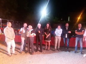Il primo cavaliere rosso-azzurro Luigi Civita con il Sindaco, il CapoSestiere, il Vescovo, la Dama della Giostra di Agosto ed altre autorit.