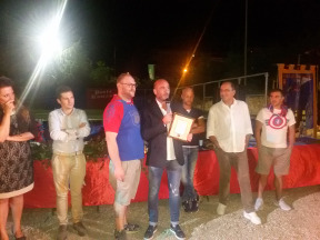 Il Presidente degli Anziani Massimo Massetti consegna una targa ricordo a Paolo Volponi.