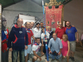 Il primo cavaliere rosso-azzurro Luigi Civita con il Comitato di Sestiere ed il palio vinto da lui nella Giostra del 1960, edizione speciale delle Olimpiadi di Roma al Circo Massimo.
