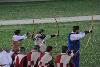 Gli arcieri rosso-azzurri Anna Maria Poli ed Antonio Piccioni, Antonio Vagnoni durante la gara.