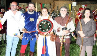 Gli arcieri rosso-azzurri Anna Maria Poli, Antonio Piccioni, Antonio Vagnoni e Derna Celestini vincitori del Palio degli Arcieri.
