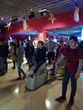 Genitori, ragazzi ed allenatori si sfidano a bowling.